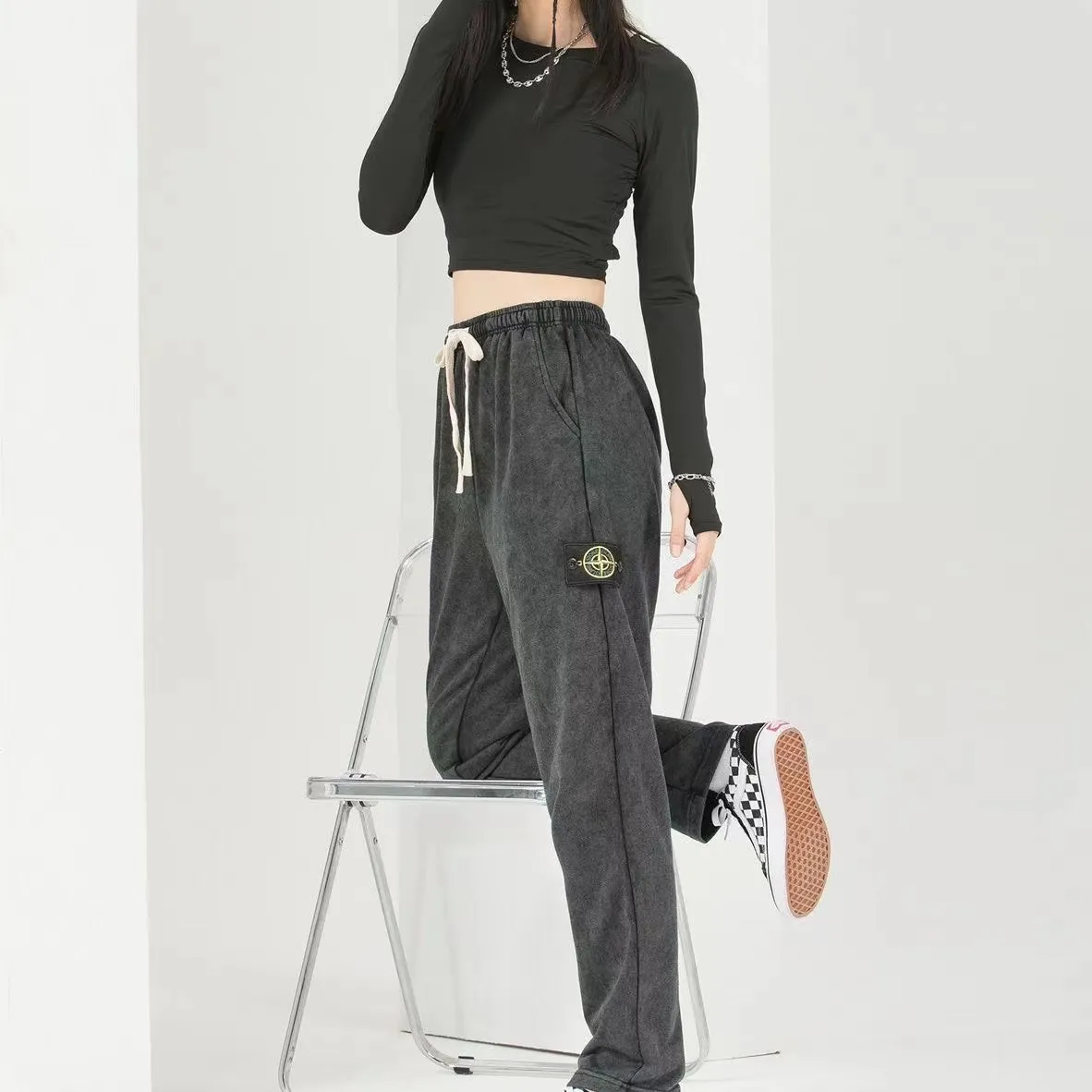 W2231#P150💰 Stone Stone Black Warrior Badge Compass Washed and Distressed Drawstring Terry High Street Long Sweatpants for Men and Women Fashionable 🛒 This item can be worn by both men and women. The texture is very good and the upper body is particularly good-looking. It can be used in the high street for leisure. It looks slim and looks good in photos. Color: washed black. Size: M L XL XXL